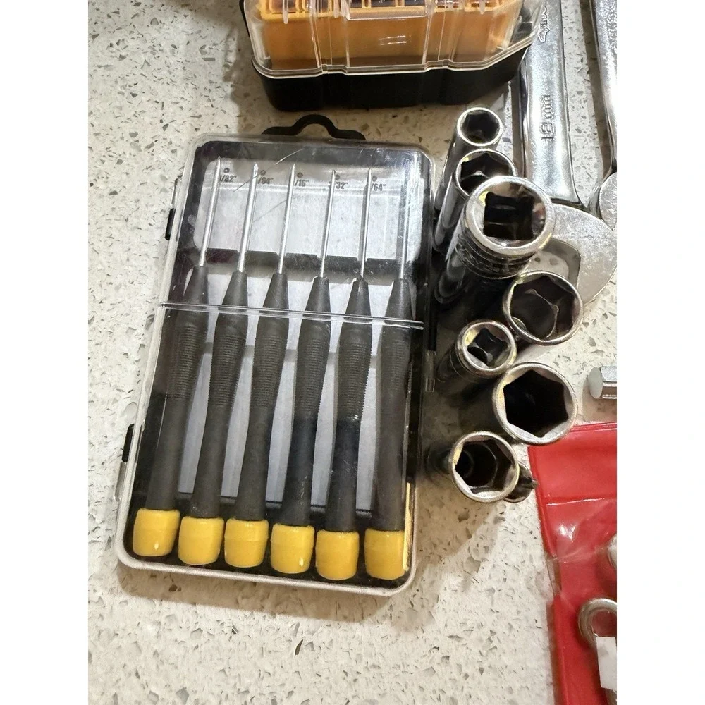 39 Pc‎ Mix Tools With DeWalt Bag